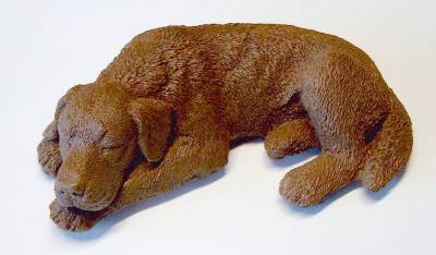 Labrador-Figur, braun, schlafend
