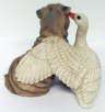 Hund mit Gans-Figur